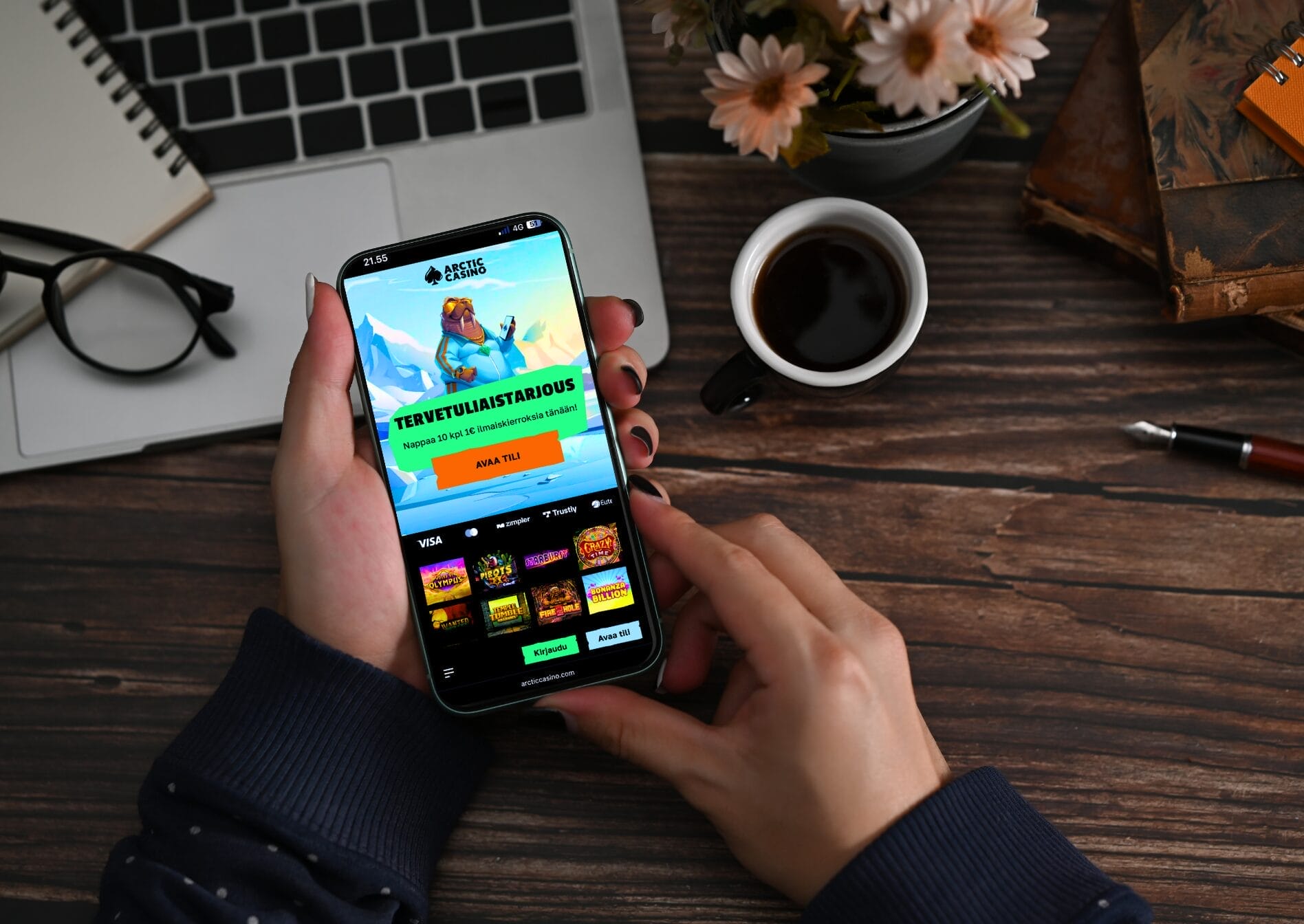 Arctic Casinon mobiilikasino puhelimen näytöllä